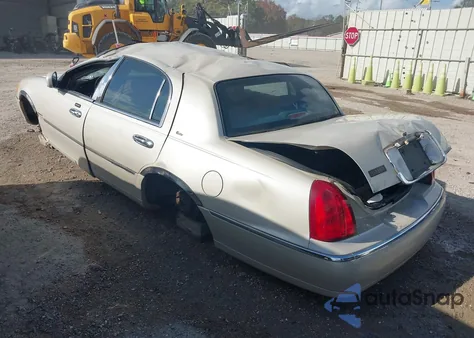 2002 Lincoln Town Car Cartier z USA, uszkodzony, nr VIN 1LNHM83W22Y671238